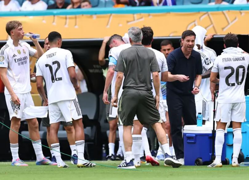 Dean Huijsen Lini Belakang Real Madrid