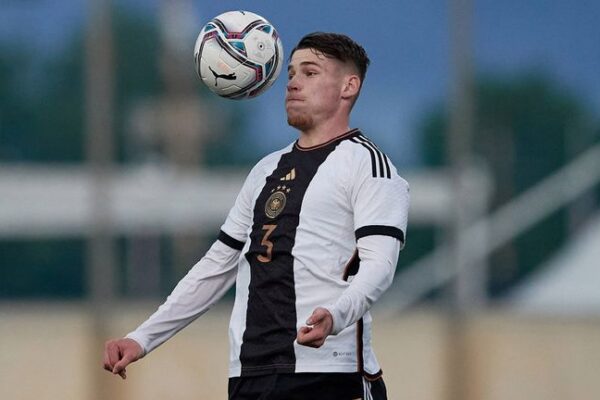 Lukas Ullrich Jerman Bek Borussia Mönchengladbach temp