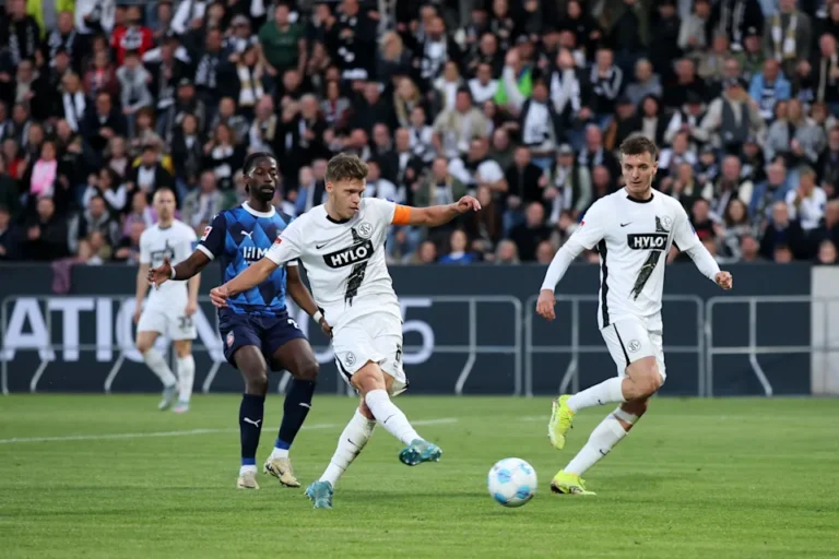 Robin Fellhauer Amunisi Baru Augsburg temp